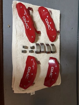 Cubiertas de pinza MGP rojas, plateadas GMC para GMC Sierra 1500 2019-2020 Foto 1 de 4