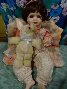 SARA Porzellan 50cm Künstlerpuppe und ihr kleiner Hase  - Bild 1 von 8