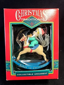Vintage Christmas Traditions Babys 1. Weihnachten auf Schaukelpferd Ornament Neu im Karton - Bild 1 von 4