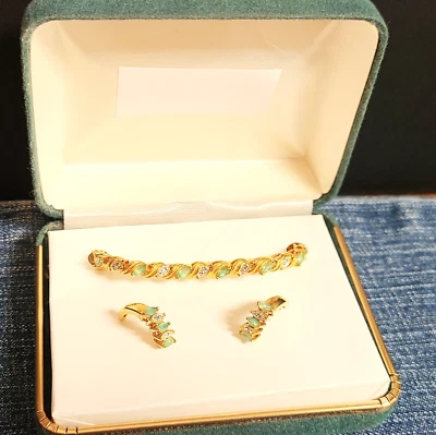 Juego de brazalete y aretes enchapados en oro con corte de diamante de ley y esmeralda marquesa Foto 1 de 4