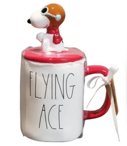 Rae Dunn Flying Ace Snoopy Erdnussbecher mit Topper. Neu mit Etikett - Bild 1 von 1