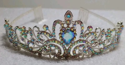 Tiara tono plata con piedras iridiscentes Foto 1 de 4