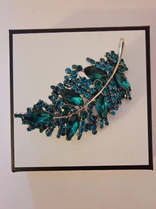 Broche prendedor vintage de plumas de estrás azul hielo y verde, precioso tono plateado - Imagen 1 de 3