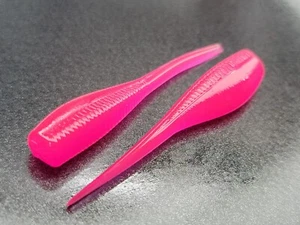 24) 2" CAZADOR DE LOSAS ""Rosa caliente"" GRUBS CEBO JIGS CRAPPIE PANFISH BABY SHAD - Imagen 1 de 3