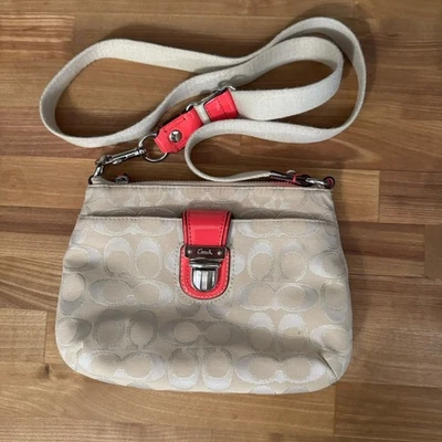 Bolso Bandolera Coach Poppy Signature Jacquard Solapa Flamenco y Beige Foto 1 de 4