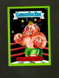 2015 Garbage Pail Kids Serie 1 grüner Rand "HEAVYWEIGHT HARRY" #45b Aufkleber - Bild 1 von 1