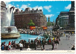 Postal Trafalgar Square Londres Inglaterra Pueblo Relajarse al lado de la fuente Reino Unido c. 1970 - Imagen 1 de 2