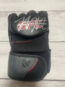 Khabib Nurmagomedov Signed UFC Glove IP Beckett BAS COA Autographed Auto c - Picture 1 of 3