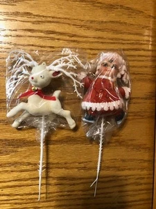 2 Vintage 60er Jahre Frau Claus & Rentier beflockt Dekor auf einem Stock Neu aus altem Lagerbestand - Bild 1 von 5