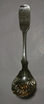 VINTAGE SCALLOPED BERRY SUGAR SPOON TRASK PURE COIN SILVER HAS MONO - Image 1 of 4