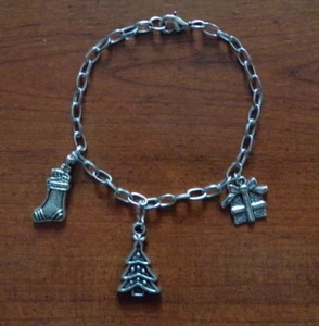 bracelet de noël argenté 21 cm 3 charms - Picture 1 of 1