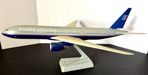 UNITED AIRLINES B-777 (200) '90s Livery 1:200 Plastic Model - Picture 1 of 14