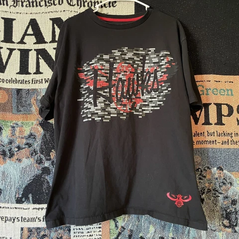 UNK Atlanta Hawks T-Shirt Mens Size XL Black Large Print Short Sleeve NBA 0352 Cover