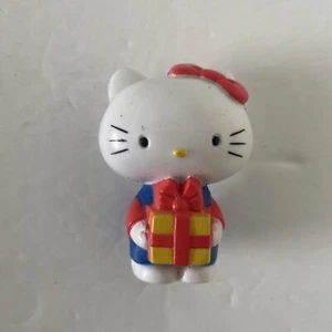Figura de Hello Kitty Sanrio 1983 vintage con regalo - Imagen 1 de 2