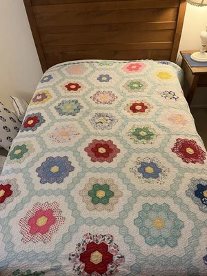 Vintage grandmother’s flower garden quilt 82 x 77 - Image 1 of 4