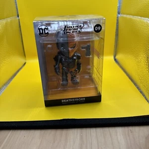 Justice League Of America DC Deathstroke Dissected Vinyl Art Figure 09 - Picture 1 of 5