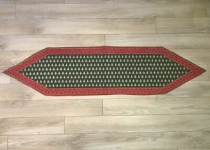 Mesa corredora hecha a mano con estampado de árbol de Navidad 57 x 14 pulgadas rojo verde negro - Imagen 1 de 7