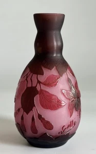Gallé Stil Französische Kamee Kunst Glas Vase Fuchsia Motiv Rosa Amethyst 6 Zoll Signiert - Bild 1 von 11