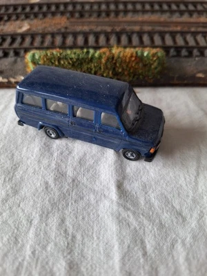 Modellauto 1:87  von Praline Ford Transit  Personentransporter - Bild 1 von 3