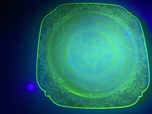 Federal Glass Uranium Bread Plate  Madrid Green Depression Square - Picture 1 of 3