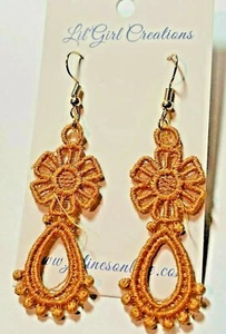Pendientes Colgantes Dorado Bronceado Lil*Niña Creaciones Máquina Bordada 2 1/2" - Imagen 1 de 2