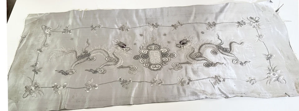 Panel satinado de seda plateado muy bordado a mano chino de los años 1920/30 ZZ589 Foto 1 de 4