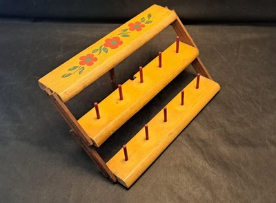 Carrete de hilo de arte popular extensible de madera vintage pintado amarillo rojo flores Foto 1 de 4