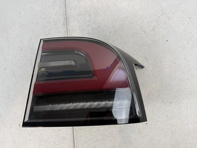 Luz trasera LED OEM 2021-2024 lado del pasajero derecho Tesla Model X Foto 1 de 4