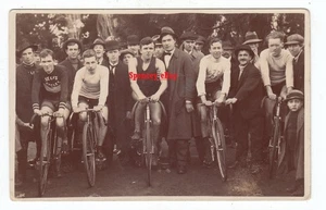 ANTIGUA FOTO real postal ciclismo carreras ciclistas en línea de salida Tasmania c1912 - Imagen 1 de 2
