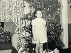 Vintage Foto hübsches junges Mädchen Weihnachtsmorgen Baum lächelnd 1950er Jahre