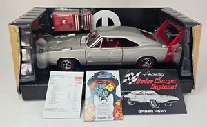ERTL 1/18 1969 DODGE DAYTONA SILVER WITH RED WING - 1 OF 500 with tool box - Picture 1 of 18