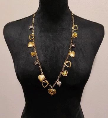 Collar Largo Betsey Johnson Retirado Estampado Guepardo Lucita y Medallones Corazón  Foto 1 de 4