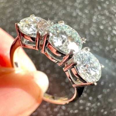 Обручальное кольцо с тремя камнями муассанит круглой огранки 2,2 TCW с покрытием из белого золота 14 карат - Изображение 1 из 4