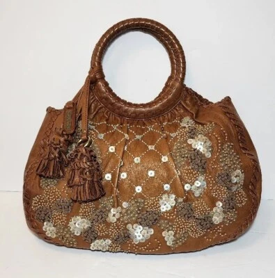 BOLSA DE MÃO VINTAGE ISABELLA FIORE EMBELEZADA COCO PUFF FRISADA COURO MARROM MP$675 - Imagem 1 de 4