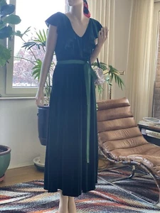 Maßgeschneidertes Abendkleid aus Samt - Bild 1 von 9