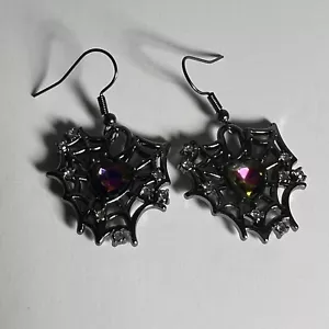 Spinnennetz Herz Ohrringe NEU GESCHENK Hänger Haken schwarz metallic Emaille Regenbogen Goth - Bild 1 von 3