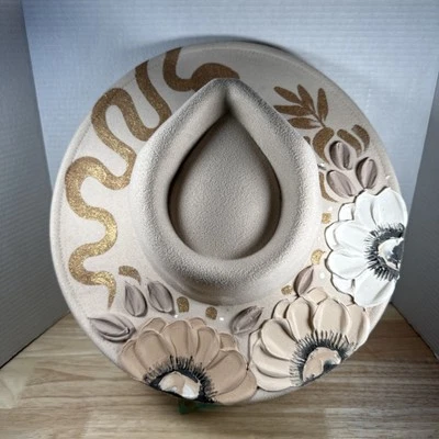Sombrero de vaquero de gamuza pintado personalizado de Beyond the Canvas de Yaya Floral Snake Foto 1 de 4