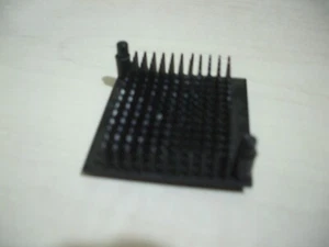 Dissipatore di calore 4,7 x 4,7 x 1,1 cm Colore nero e ganci in plastica a 6 cm - Afbeelding 1 van 6