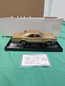 Highway 61 1967 Oldsmobile 4-4-2 Coupe 1:18 Scale Diecast Car Gold - Picture 1 of 7