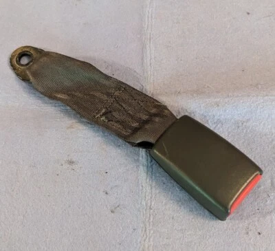 95-01 1997 Geo Metro 2 puertas hebilla de cinturón de seguridad trasero izquierda o derecha OEM 96 98 99 00 Foto 1 de 4