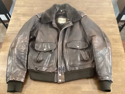 CHAQUETA BOMBER VINTAGE BERMANS DE CUERO MARRÓN PARA HOMBRE TALLA. 44 FORRO CREMALLERA COREA Foto 1 de 4