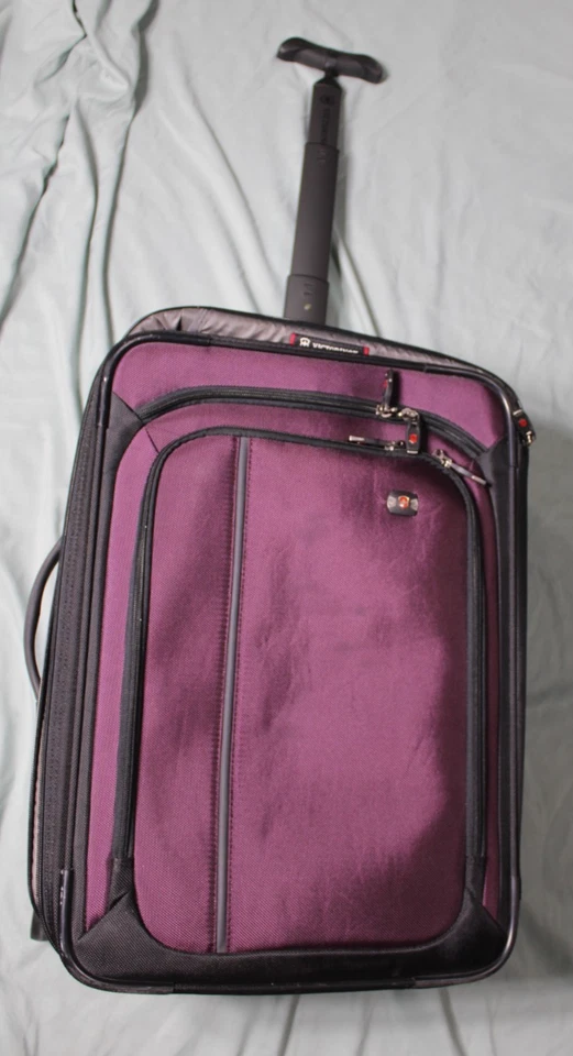 Raro equipaje de mano Victorinox Swiss Army Werks Traveler 20"" con ruedas púrpura Foto 1 de 4