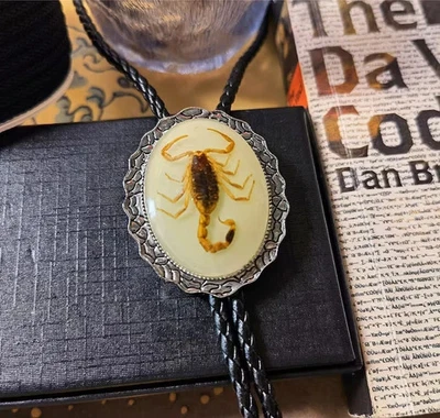 Luminoso Real Escorpión Vaquero Occidental Para Hombres BOLO Corbata Clip Deslizable Collar de Boda Foto 1 de 4