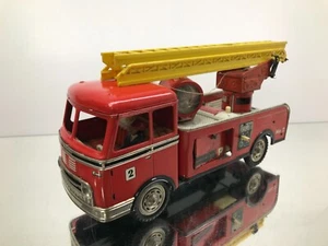 GOSO GERMANY No 2 FIRE LADDER TRUCK WITH LIGHT - FRICTION TIN TOY -L35.0cm- POOR - Imagen 1 de 15