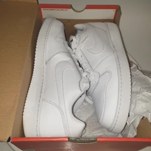 NEW NIKE Sneakers Mens 10 EU42 White Ebernon Low Tops AQ1775 DISPLAY MODEL - Picture 1 of 18