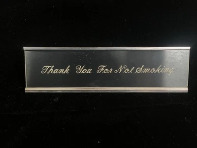 Letrero de escritorio vintage de agradecimiento por no fumar Foto 1 de 3