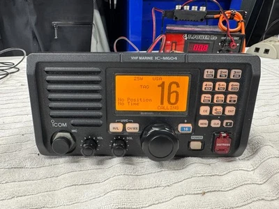 Radio VHF DSC ICOM IC-M604 Marina con micrófono de puño HM-126RB - Probado - USADO 1 Foto 1 de 3