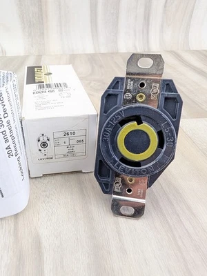 Receptáculo de bloqueo de montaje empotrado Leviton 2610 30 amperios, 125 voltios 2 polos 3 cables L5-30R Foto 1 de 4