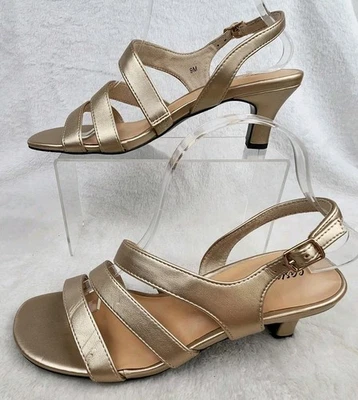 Sandálias sociais femininas Easy Street biqueira aberta dourada 9M salto baixo  - Imagem 1 de 4