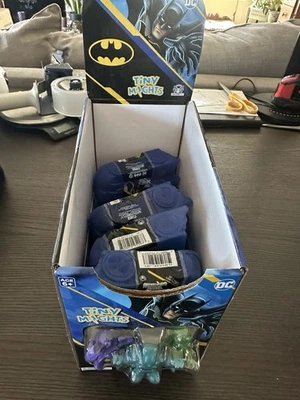 Caja de exhibición Batman DC Tiny Mights con 7 batmóviles misteriosos con 3 figuras cada uno Foto 1 de 3